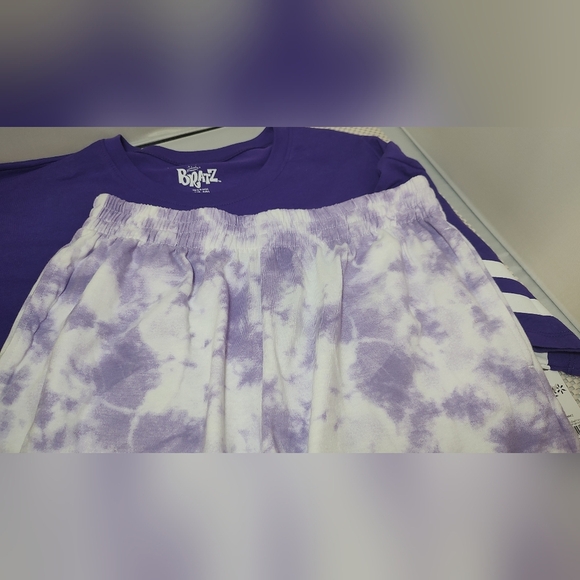 Bratz Women’s Size XS (0-2) Graphic Tee and Shorts Lounge Set Purple Pajama Set - Picture 5 of 6